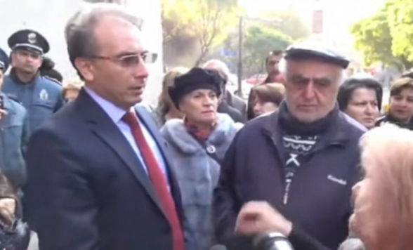 Демонстранты вступили с работником правительства в словесную перепалку